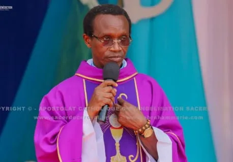 Supplications de l’abbé Abékan Norbert Éric pour la paix à la vierge Marie
