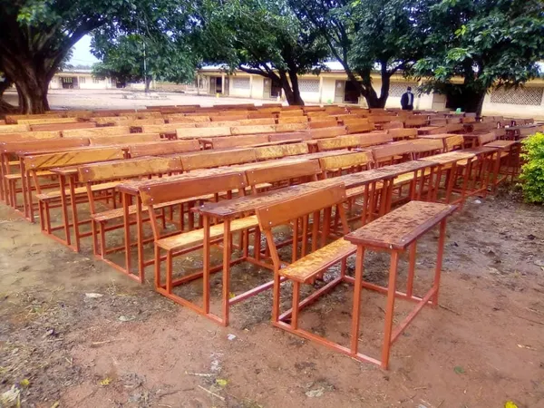 Niakara : 120 tables bancs remis au Lycée municipal