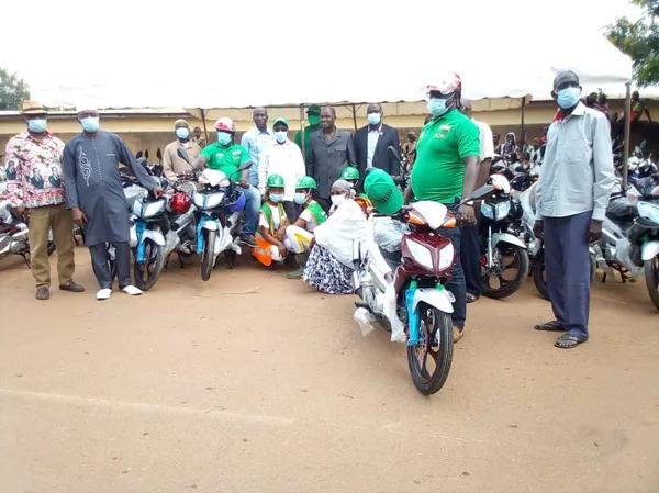 Amadou Soumahoro dans le Worodougou:« Au nom de Ouattara je vous remets les papiers relatifs à ces motos »