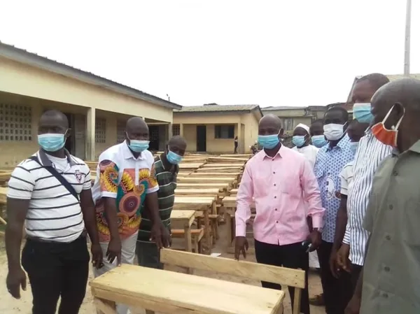 Bonon : le COGES fait don de 100 tables-bancs au groupe scolaire Sehizra
