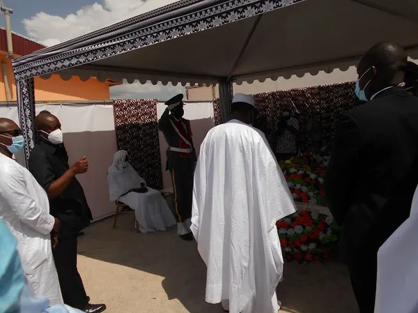 Ouattara sur la tombe d’Amadou Gon :  » j’ai une pensée pour mon fils »