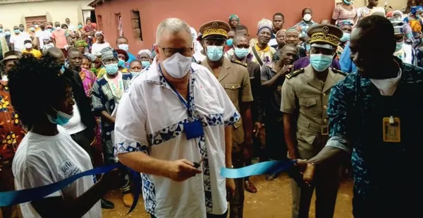 Le chef de village de Pangalakaha reçoit un don de la SUCAF-CI
