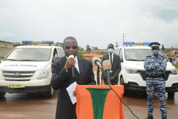 Hôpital général de Yakassé-Attobrou: Séka Séka remet deux ambulances et des kits sanitaires