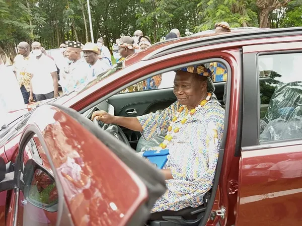 Dimbokro: Des véhicules dont un car remis aux chefs traditionnels