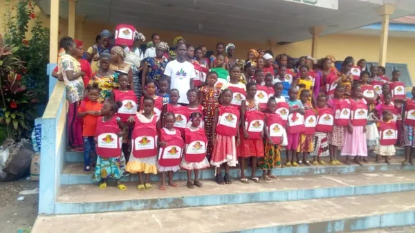 Une ONG offre des kits scolaires à des écolières à Danané – Actualité ivoirienne 21/10/2020