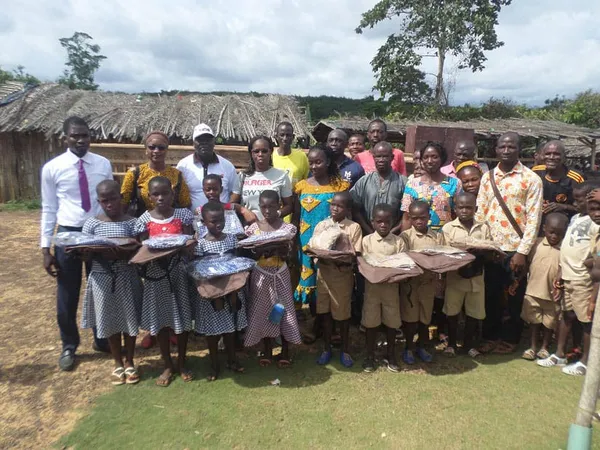 Le Conseil café-cacao offre 2000 kits scolaires et des tables-bancs aux enfants des producteurs – Actualité ivoirienne 21/10/2020