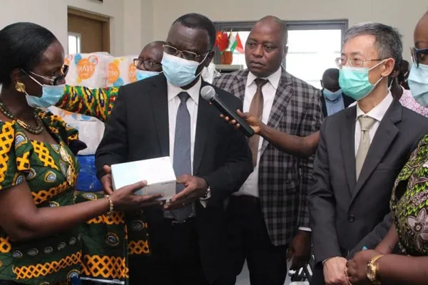Lycée moderne d’Anyama : la Chine offre des kits sanitaires et d’hygiènes