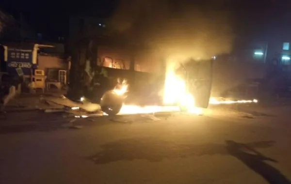 Yopougon : quatre véhicules incendiés par des individus encagoulés