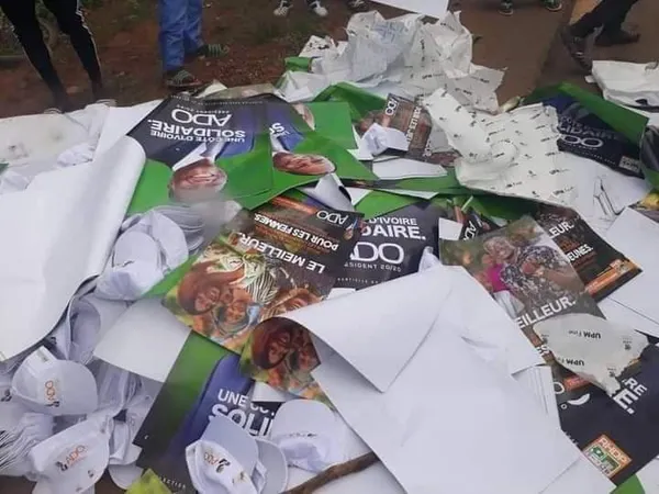Boycott actif : des affiches de campagne de Ouattara détruites à Bongouanou ce 17 octobre, en images