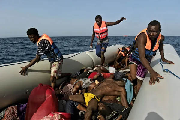 Des passeurs jettent des migrants en pleine mer, 8 morts et 12 disparus