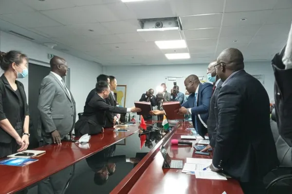 TIC en Côte d’Ivoire : Huawei signent un avenant pour le développement de l’industrie numérique