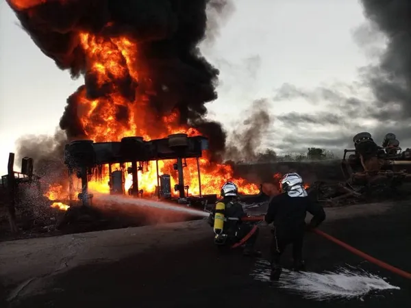 Accident à l’échangeur N’douci : un camion citerne fait une sortie de route et prend feu