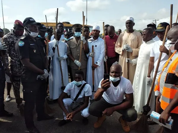 Opération de nettoyage à Yamoussoukro : les jeunes et les forces de sécurité dans la rue