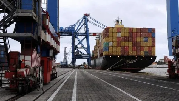 Les gros camions de marchandises prennent d’assaut la zone portuaire