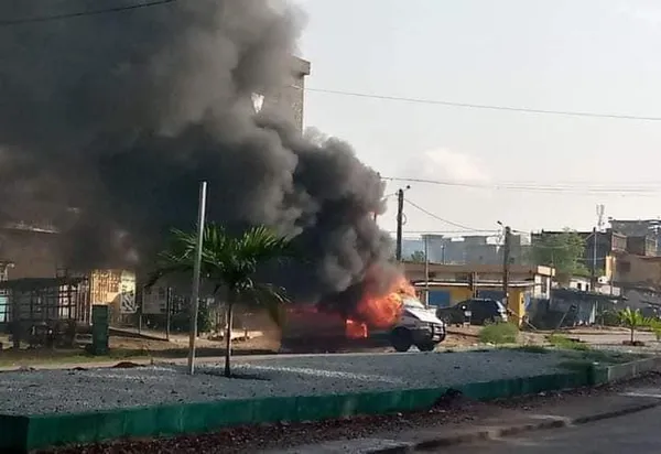 Manifestation à Yopougon : un « gbaka »  incendié ce 09 novembre