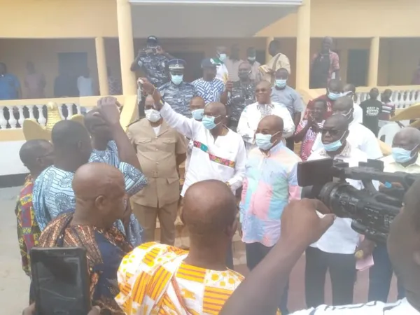 Sa Majesté Nanan Tigori Gnamin, nouveau roi du Djuablin reçoit un don de Ouattara