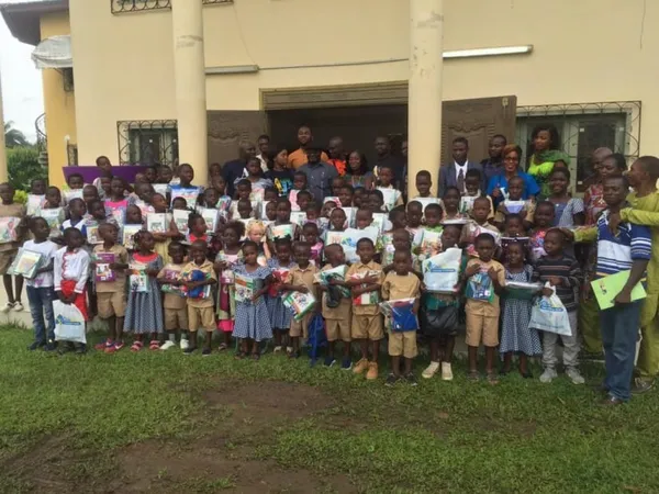 Aboisso : un groupe Facebook offrent des kits scolaires à des élèves