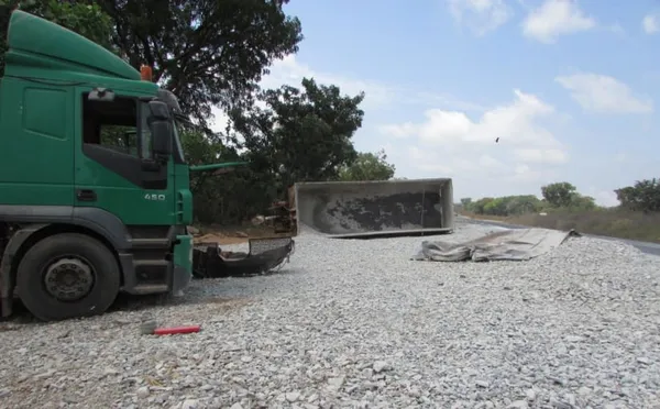 Accident à Niakara : un camion renverse son chargement de clinker