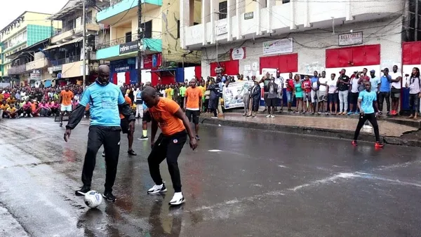 George Weah joue au Maracana dans les rues de Monrovia : vidéo