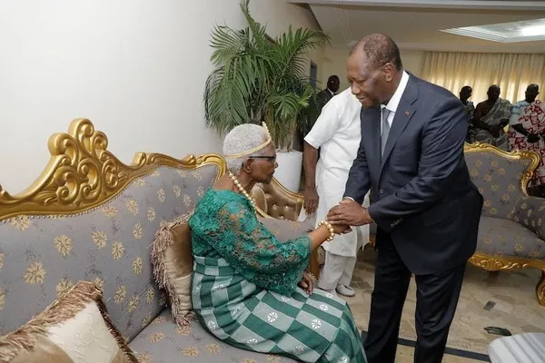 La Reine de Sakassou exige la levée du blocus autour de la résidence de Bédié