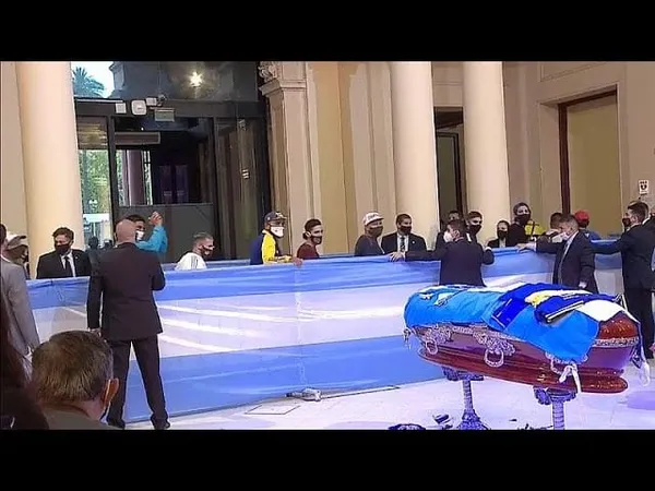 Diego Maradona : la veillée funèbre de la légende du football, vidéo