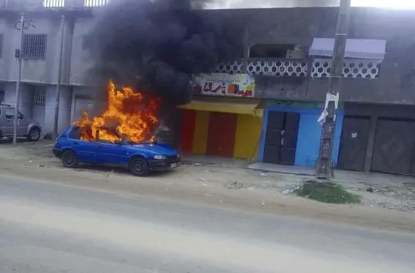 Manifestation à Yopougon ce 16 novembre 2020 : un taxi incendié, en images