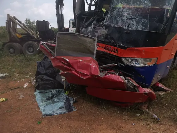 Grave accident à Yamoussoukro : un car écrase un véhicule