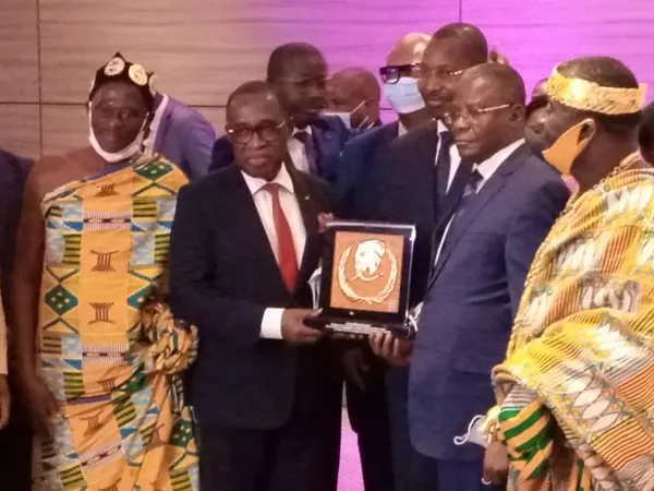 Aka Aouélé reçoit le prix du meilleur artisan de lutte contre la COVID-19 en Afrique Francophone