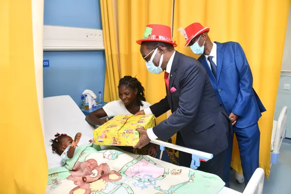 Fête de Noël 2020 : Aka Aouélé soulage des enfants au CHU d’Angré