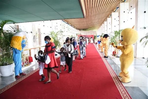 Arbre de Noël 2020 au palais présidentiel : Dominique Ouattara offre des cadeaux à plus de 1 000 enfants