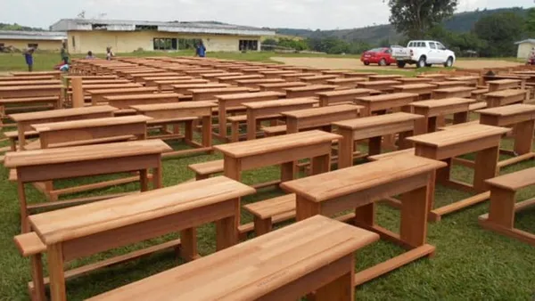 Don de tables-bancs et des ordinateurs au collège moderne de Bourébo