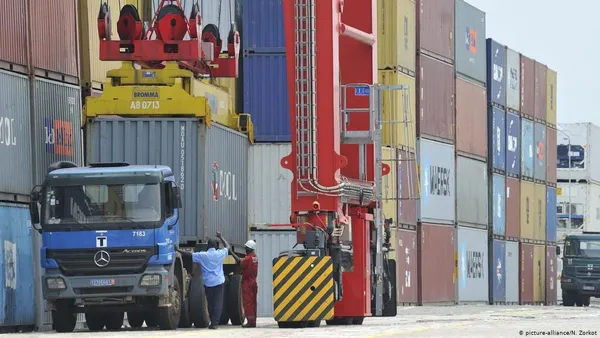 Covid-19: Des routiers bloqués au port de Douvres au lendemain de Noël