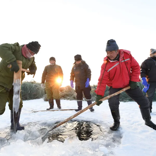 Pêche hivernale sur un lac dans le nord-ouest de la Chine – Actualités 28/12/2020