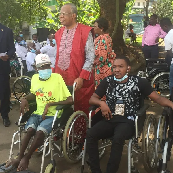 Côte d’Ivoire : des personnes en situation de handicap reçoivent du matériel orthopédique
