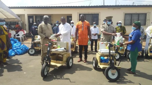 Don de fauteuils roulants et des vivres aux handicapés de Bouna