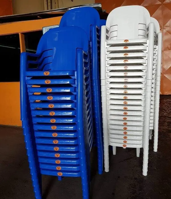 Des associations reçoivent 1500 chaises à Tengrela