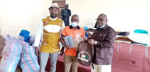 Le Conseil du café-cacao offre 1161 kits scolaires et 215 tenues aux meilleurs élèves du Tonkpi – Actualité ivoirienne 10/12/2020