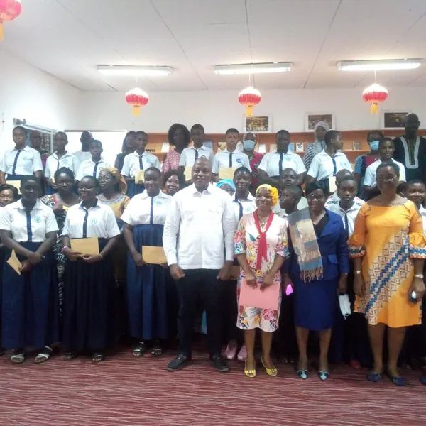 La Chine offre des bourses d’études à des élèves du Lycée des Jeunes filles de Yopougon