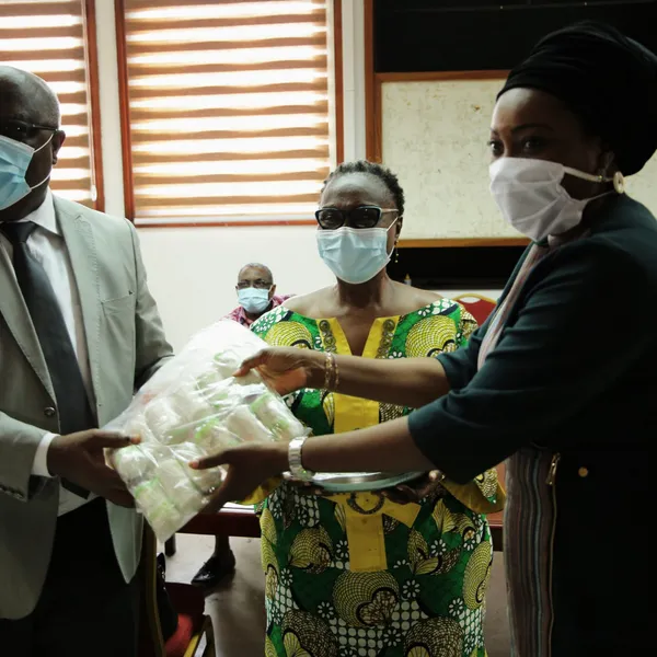 Une banque offre du matériel médical à la faculté de médecine de l’Université Félix Houphouet Boigny de Cocody – Actualité ivoirienne 12/12/2020