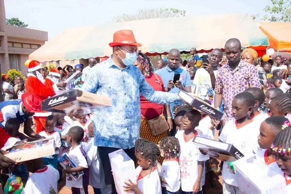 La caravane du père Noël 2020 dans la Bagoué avec Bruno Koné