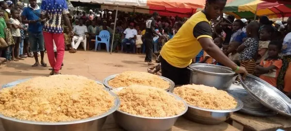 Partage de repas communautaire à Koffikro par une ONG