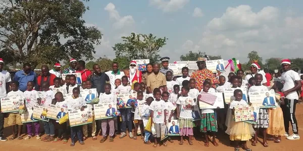 Le président de l’association « Agir pour le Gblo » couvre des centaines d’enfants et de veuves de cadeaux de noël – Actualité ivoirienne 20/12/2020