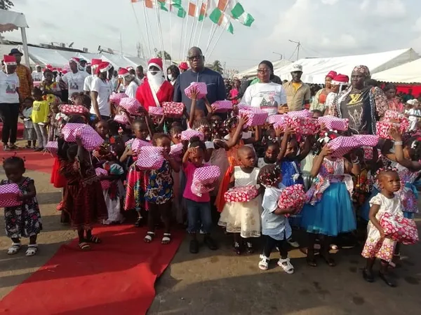 Le ministre Tchagba offre 1.500 cadeaux de Noël aux enfants d’Attécoubé – Actualité ivoirienne 22/12/2020
