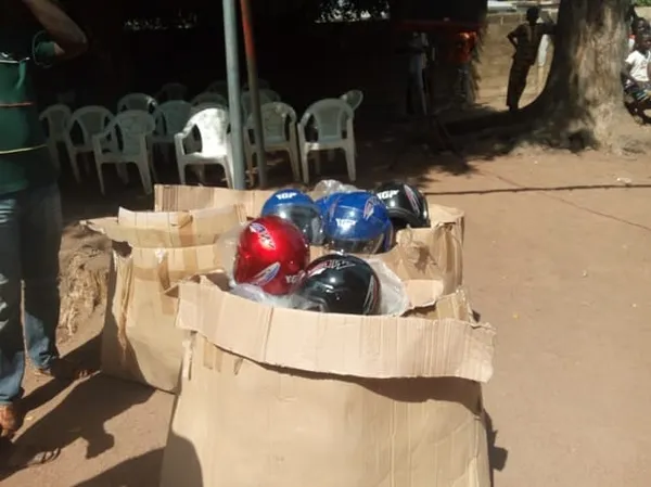 Boundiali : Mariatou Koné offre 60 casques de protection aux jeunes