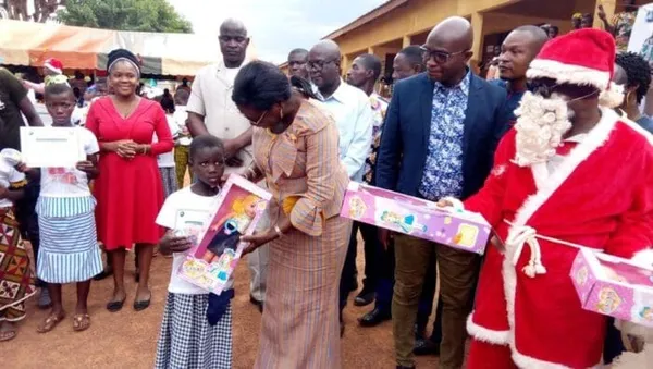 Une ONG soutient l’excellence à l’école par un arbre de Noël dans plusieurs localités de Niakara – Actualité ivoirienne 23/12/2020
