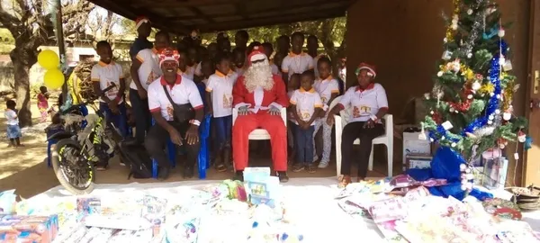 Noël 2020 : l’église Notre Dame de l’Assomption de Tengrela cadeaute des centaines de tous petits – Actualité ivoirienne 24/12/2020