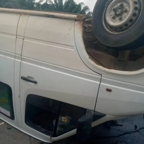 Un camion finit  sa course dans le décor à Alépé – Actualité ivoirienne 24/12/2020