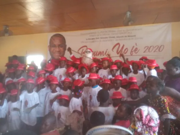 Le ministre Sidi Touré cadeaute mille enfants de Béoumi – Actualité ivoirienne 24/12/2020