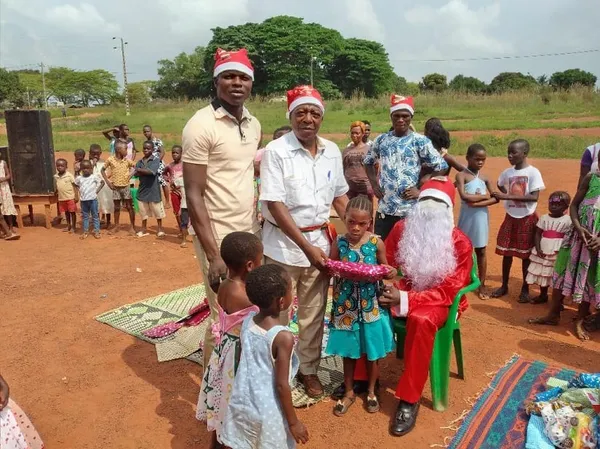 Des étudiants offrent un noël joyeux à 200 enfants de Séman (Yamoussoukro) – Actualité ivoirienne 25/12/2020