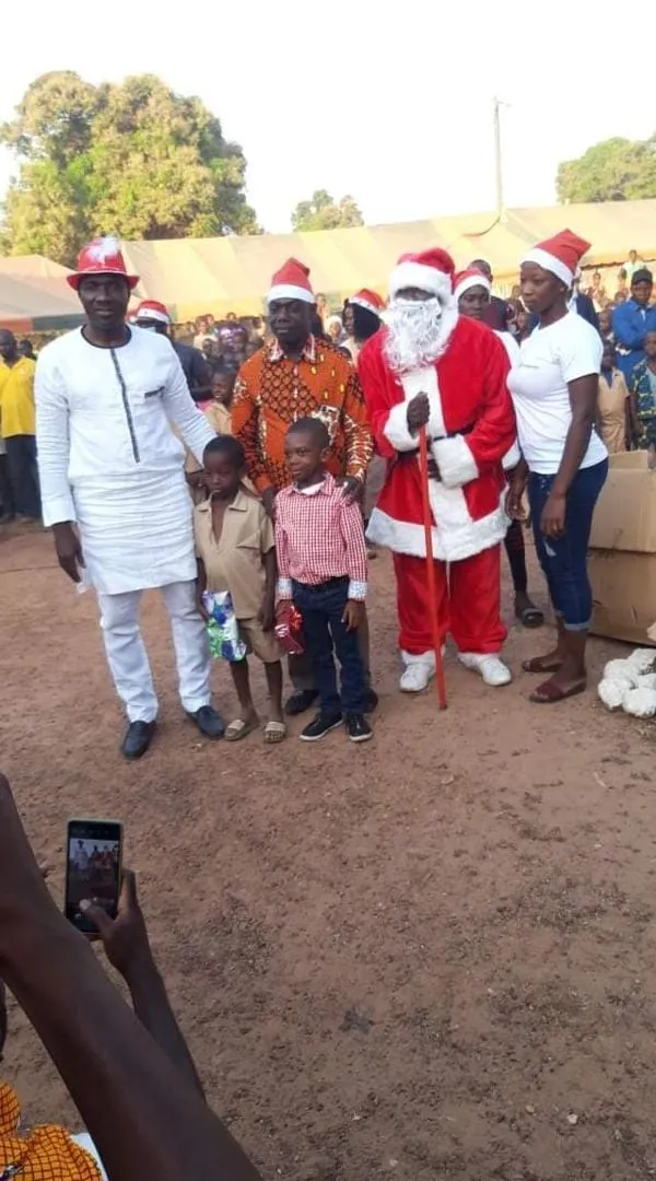 Arbre de Noël à Kanakono: Plus de 300 enfants honorés par le maire